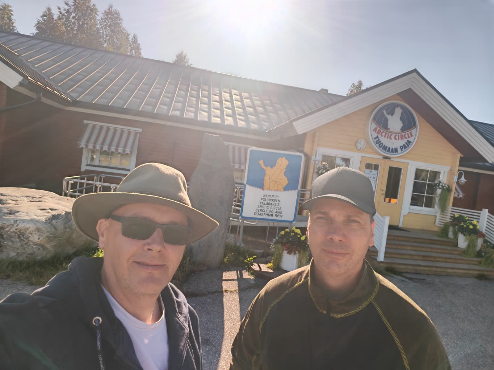 Tuomaan pajalla, napapiirillä kahveella
